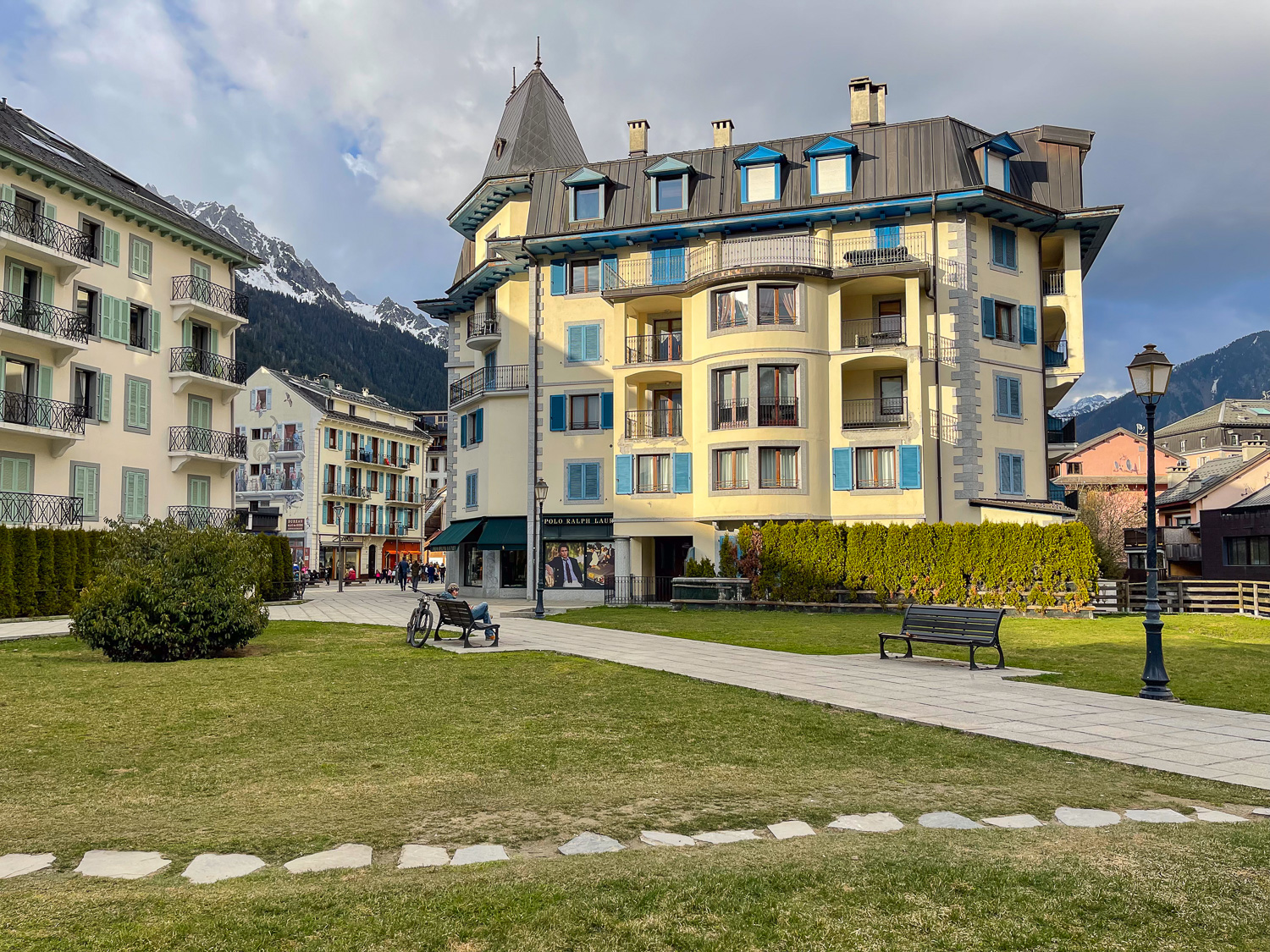 Two bedroom apartment for sale in Les Alpes Chamonix Centre